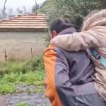 Κακοκαιρία Ηλεία: Μετέφεραν Τα Παιδιά Τους Στις Πλάτες Τους