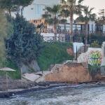 Σπασμένη η σκάλα που οδηγεί στην παραλία στο Μάτι μετά από βροχές