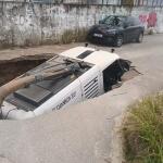 Καθίζηση Στα Ιωάννινα: Δρόμος «Κατάπιε» Όχημα Του Δήμου