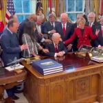 Τραμπ: Προσευχή Στο Οβάλ Γραφείο Με Ευαγγελιστές Πάστορες