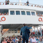 Η παράσταση Lemon στη Σαντορίνη (εν πλω)