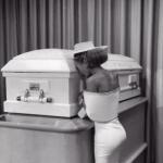 Ιnfluencer Ανέβασε Φωτογραφίες Με Το Φέρετρο Της Κόρης Της!