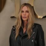 Θερόν: Μαγνήτισε Τα Βλέμματα Στα 50 Της Με Καυτό Μπικίνι