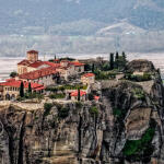 Μετέωρα: Γυναίκα πήδηξε τα κάγκελα Μονής και βρέθηκε στο κενό