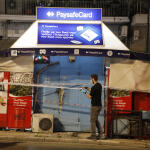 Μαχαίρωσαν και λήστεψαν περιπτερά στα Εξάρχεια