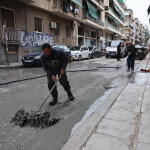 Κυψέλη: «Υγρό τσιμέντο» αναβλύζει από αυλή σπιτιού - «Έκλεισαν» δρόμοι