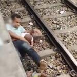 Σοκαριστικό Βίντεο Με Βρέφος Και Πατέρα Σε Ράγες Τρένου