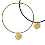 Ο «Ηλιάνθος» με μαύρο και πράσινο choker