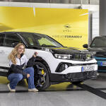 Η Sophia Flörsch της Formula E οδηγεί Opel Mokka GSE