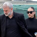 Κηδεία Μαστροκώστα: H Βικτώρια Δέλλα χέρι χέρι με τον πατέρα της