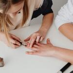 Περιποίηση νυχιών για καλεσμένες σε γάμο