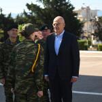 Ο Ν. Δένδιας με εθελόντριες γυναίκες στον Στρατό