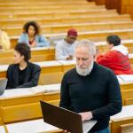 Πανεπιστήμια VS ΑΙ: Απαγορεύουν Τους Φορητούς Υπολογιστές