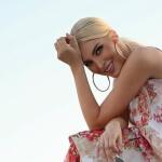 Καινούργιου: Με Εντυπωσιακό Floral Look Στην Πάρο