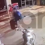 Κυψέλη: Ο 26χρονος Μεταφέρει Τη Βαλίτσα Με Τη Σορό - Βίντεο