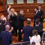 Κόσοβο: Πέταξαν Αυγά Στον Πρωθυπουργό Μέσα Στη Βουλή