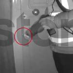 Διαρρήκτης σημαδεύει πόρτες διαμερισμάτων