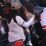 Viral βίντεο με μαμά στον αγώνα των Giants – Η απάντησή της