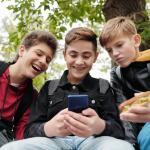 Social Media Για Παιδιά: Από 1/1 Το Όριο Των 15 Ετών