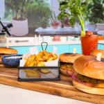 Burger και Bloody Mary