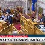Ο Κ. Βελόπουλος ενώ δίνει φωτογραφίες με οστά στον Γ. Φλωρίδη