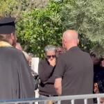 Μαζωνάκης: Ράκος Στο Μνήμα Η Μαμά και Οι Αδερφές Του