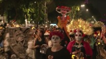 Nτύθηκαν στελετοί και έκαναν παρέλαση στους δρόμους