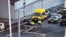 Αττική Οδός: Οδηγός Μηχανής Παρέσυρε Τροχονόμο - Βίντεο