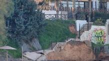 Σπασμένη η σκάλα που οδηγεί στην παραλία στο Μάτι μετά από βροχές