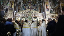 Μεγάλη Παρασκευή: Με Κατάνυξη Η Τελετή Της Αποκαθήλωσης