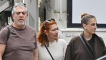 Κούλης Νικολάου: Βόλτα με τη σύζυγο και την κόρη του