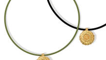 Ο «Ηλιάνθος» με μαύρο και πράσινο choker