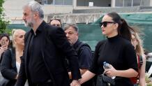 Κηδεία Μαστροκώστα: H Βικτώρια Δέλλα χέρι χέρι με τον πατέρα της