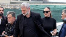 Κηδεία Μαστροκώστα: H Βικτώρια Δέλλα χέρι χέρι με τον πατέρα της
