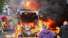 Νύχτα Τρόμου Μπέλφαστ: Λεηλάτησαν & Έκαψαν Σπίτια Μεταναστών
