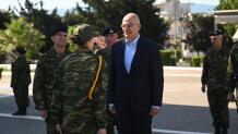 Ο Ν. Δένδιας με εθελόντριες γυναίκες στον Στρατό