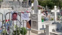 Πλήθος κόσμου στον τάφο του Μαζωνάκη - Αφήνουν Λουλούδια