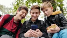 Social Media Για Παιδιά: Από 1/1 Το Όριο Των 15 Ετών