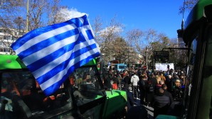 Αταλάντη: Oι αγρότες έκλεισαν την Εθνική Οδό Αθηνών– Λαμίας