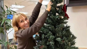 Ζαχαρέα: Στόλισε το δέντρο στο Star μαζί με την ομάδα της