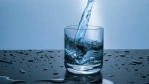 Πόσο νερό πρέπει να πίνουμε και από τι εξαρτάται