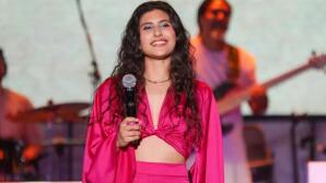 Μαρίνα Σπανού: Στιλάτη Με Ριγέ Oversized Κοστούμι