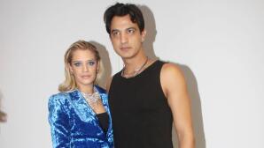 Τζένη Θεωνά: «Λιώνει» Στην Αγκαλιά Του Γιου Της