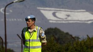 Τουρκοκύπριοι με σημαίες