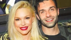 Βίκυ Κάβουρα: Στο Αεροπλάνο Μαζί Με Την Κόρη Της!