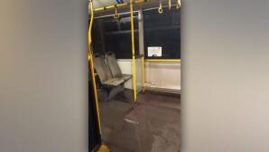 αστικό λεωφορείο στο οποίο τρέχει νερό