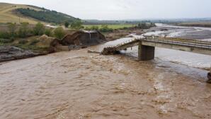 Κακοκαιρία Byron: Ήχησε 112 Στη Λάρισα - Φούσκωσε Ο Ενιπέας