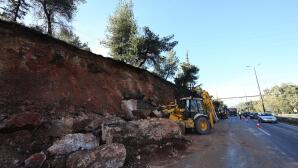 Λεωφόρος Αθηνών: Κλειστές Δύο Λωρίδες Λόγω Κατολίσθησης