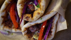 Σουβλάκι πολυτελείας: Στα ύψη η τιμή του - Φτάνει και τα 6,5€ στην Κρήτη