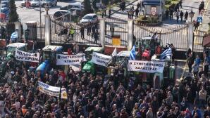 Αγρότες: Απόβαση Με Τρακτέρ Στο Λιμάνι Της Θεσσαλονίκης